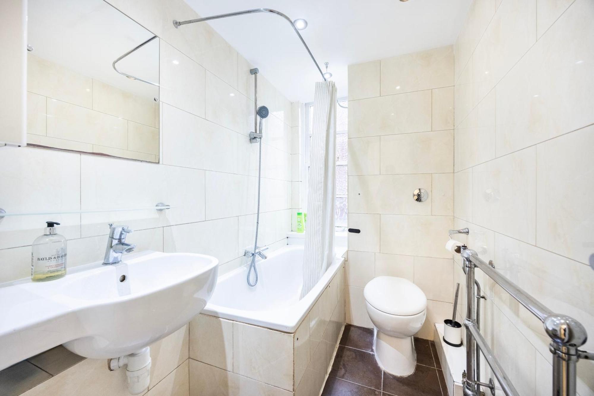 Sussex Gardens, Paddington Apartment *